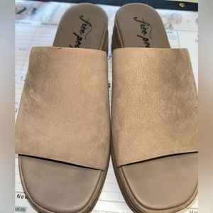 Free People Harbor Flatform Slide Sandal (Sz 9.5) Color: Taupe